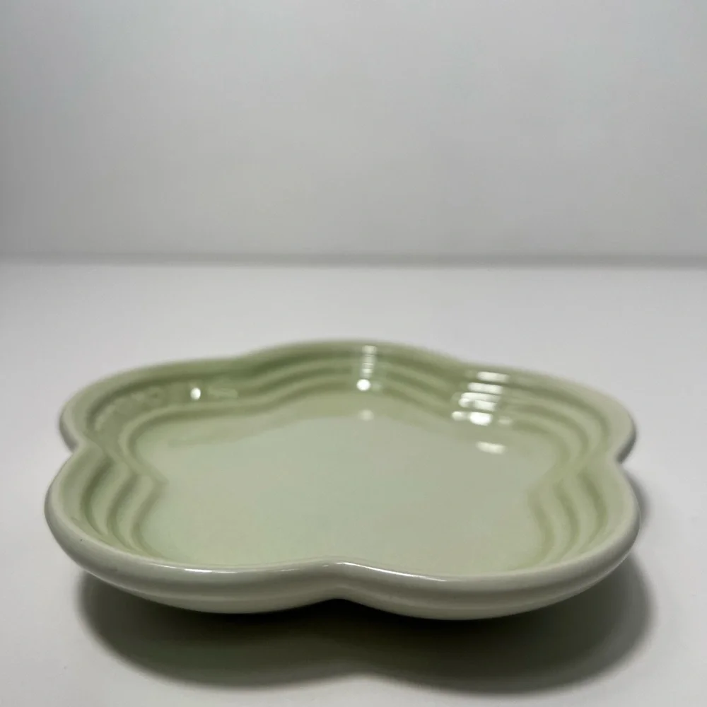 Le Creuset Stoneware Flower Petal Scalloped Trinket Dish Plate Tray